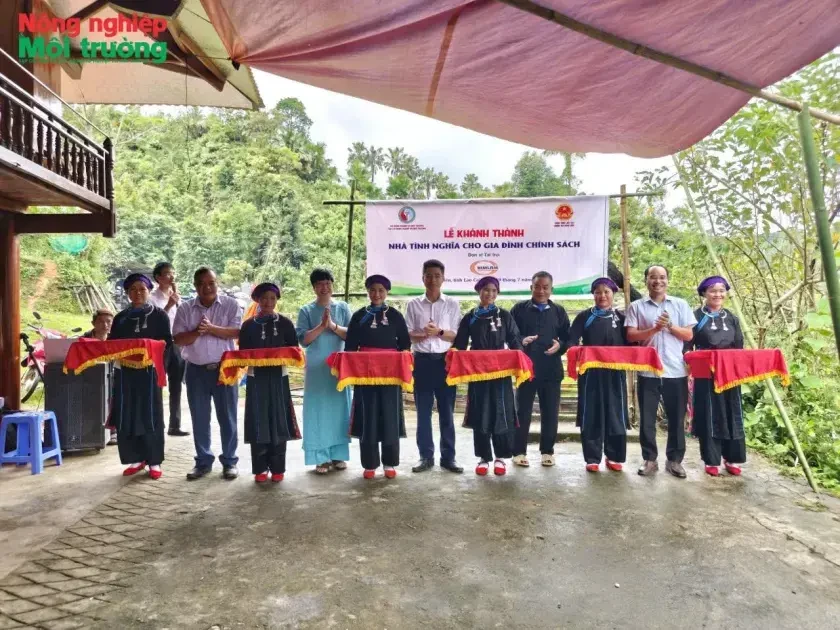 Tạp chí Nông nghiệp và Môi trường tổ chức bàn giao nhà tình nghĩa cho hộ gia đình chính sách tại Lào Cai